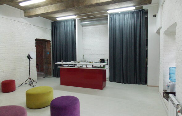 Арт-центр "НЕВСКИЙ 76." Зал с балконом