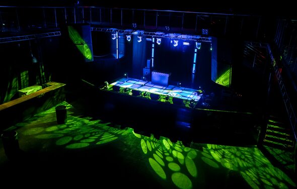 RED PUB Пространство клуба со сценой