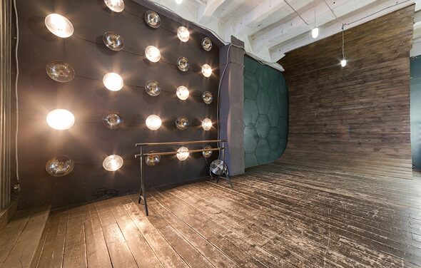 Wood Studios Лофт с декорациями на Электрозаводской