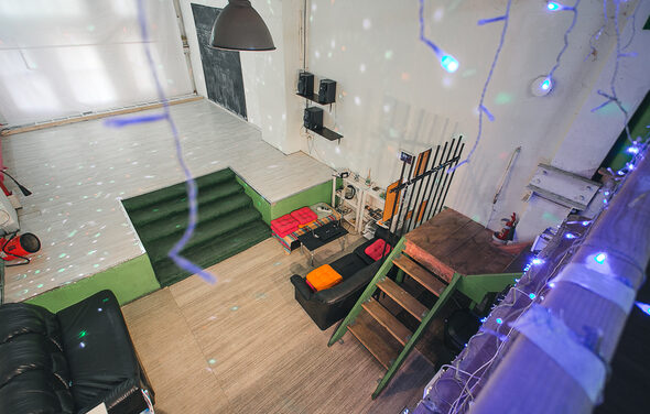 Лофт для вечеринок с балконом