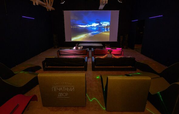 Зал оснащённый профессиональным светом