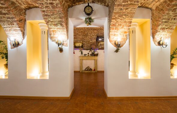 Кафе "Old City" Романтический колонный лофт