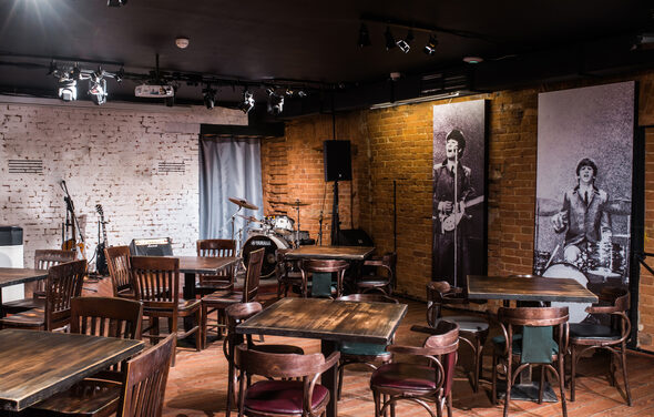 Kontora Grill Pub. Лофт-бар со сценой