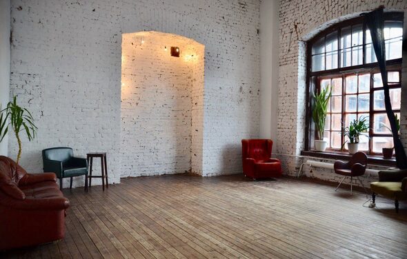 Кирпичный лофт с большими окнами