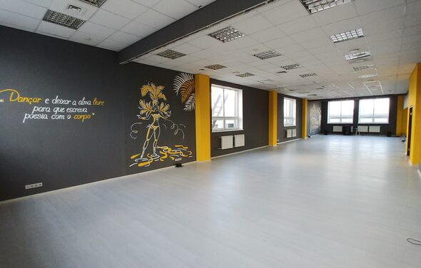 Яркий зал для танцев и вечеринок