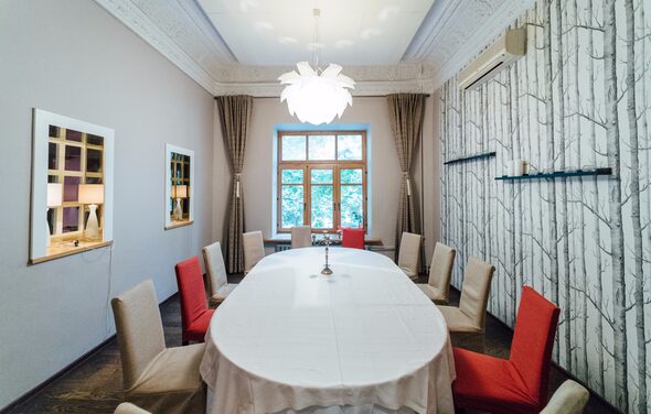 кафе "Я Дома" Зал с овальным столом