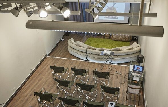 Лофт с большим экраном