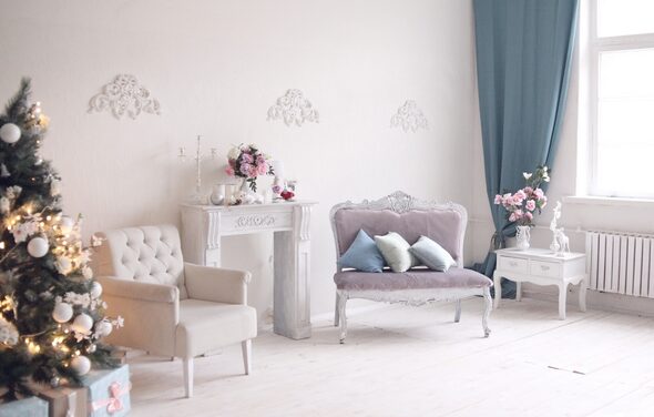 Белый лофт с большим окном