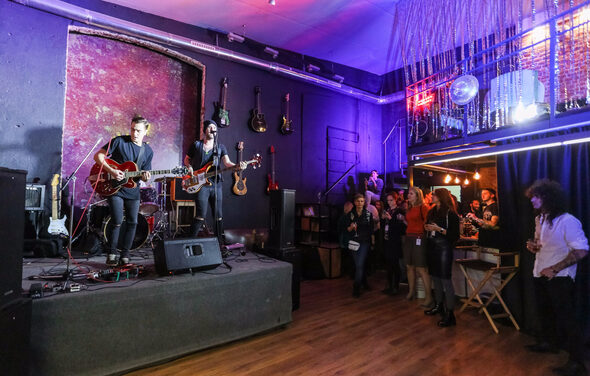 Cut'n'Shout. Модный лофт со сценой 