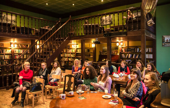 Двухэтажный зал в английском стиле