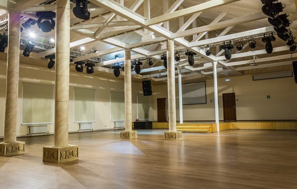 Светлое арт-пространство с колоннами