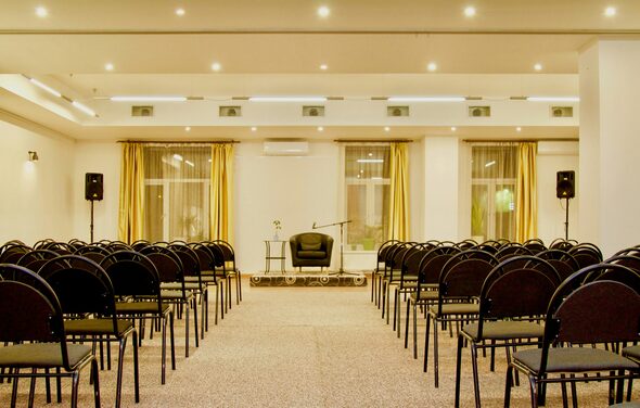 Светлый универсальный зал-трансформер