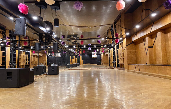 Стильный зал для занятий и праздничных мероприятий