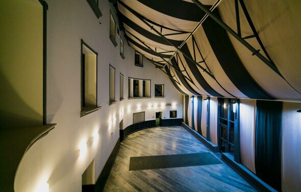 Deworkacy Красный Октябрь Зал-лофт с большим экраном