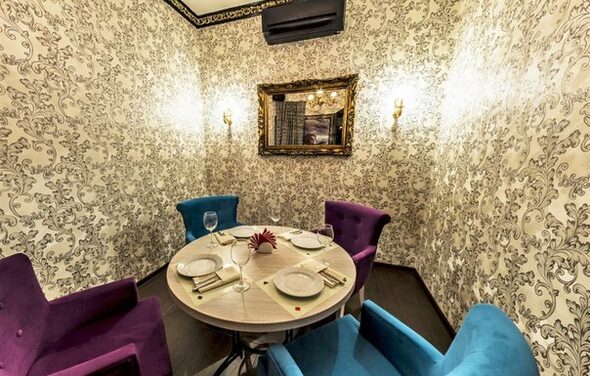 ДОУТРА.RU Комната для встреч с яркими креслами