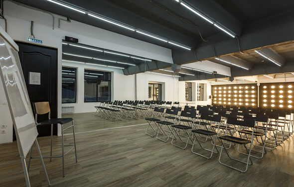 Gold&Dance Светлый зал с большим экраном