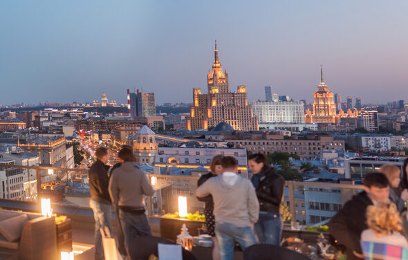 Открытая крыша с диванами и японским садом на Маяковской