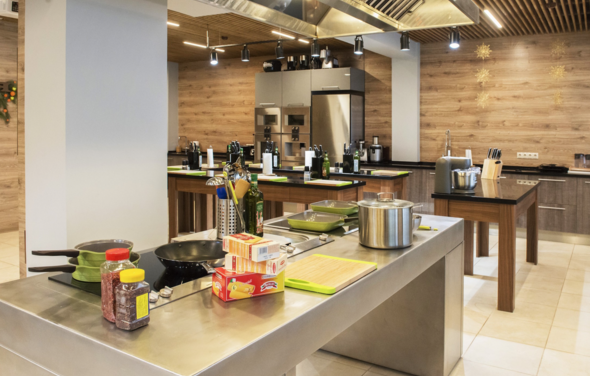 Светлый лофт с оборудованной кухней