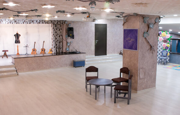 ПримА'рт Светлый зал со сценой на юге СПБ