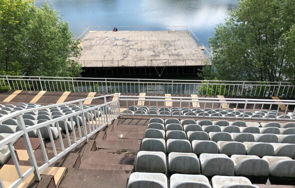 VERNISSAGE Сцена на воде с трибунами