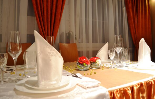 Уютное кафе под закрытие для праздника