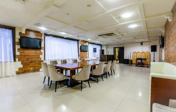 Банкетный зал в стиле лофт для вечеринок и торжеств