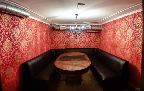 Комната с круглым столом для небольших компаний