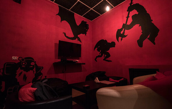 Кальянная-бар с игровой приставкой и караоке