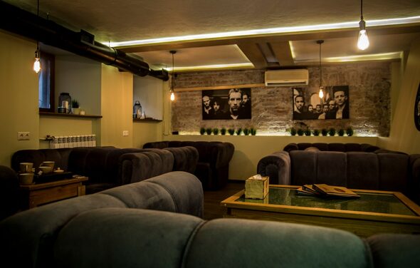 Стильное пространство с мягкими диванами