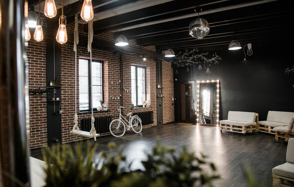 Лофт с качелями в эко стиле