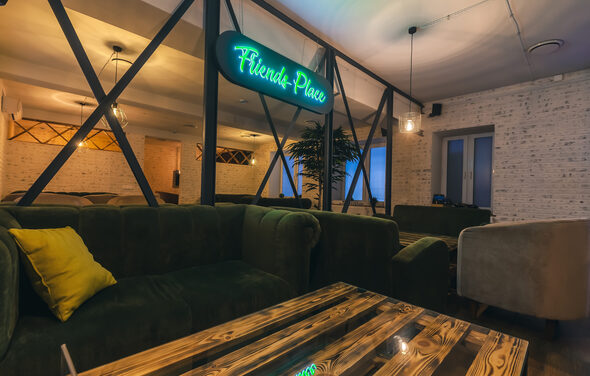 Лаунж-бар Friends place на Бауманской