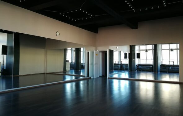 DF Club Зеркальный зал с барной стойкой