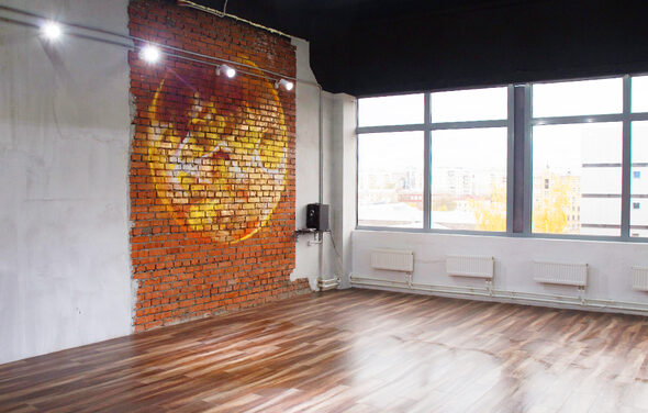 Gold&Dance Зал в стиле лофт с панорамным окном