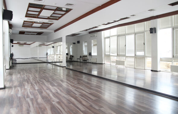 Gold&Dance Белый зал с зеркальной стеной