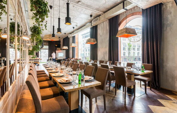 Банкетный зал с большими окнами