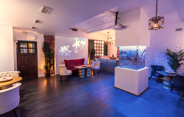 DVOR. Стилизованный зал в баре 