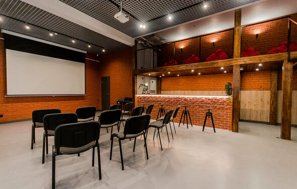 Стильный двухуровневый лофт. Экран. Несколько стульев. Барная стойка