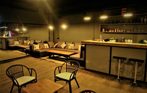 Уютный ресторан в центре города под закрытие