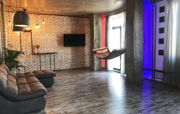 Уютное лофт-пространство с гамаком