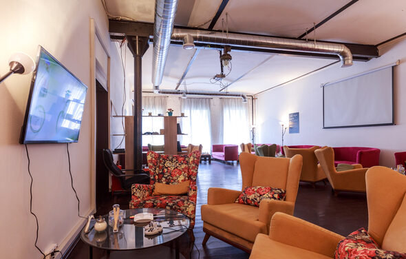 Лофт с уютными креслами