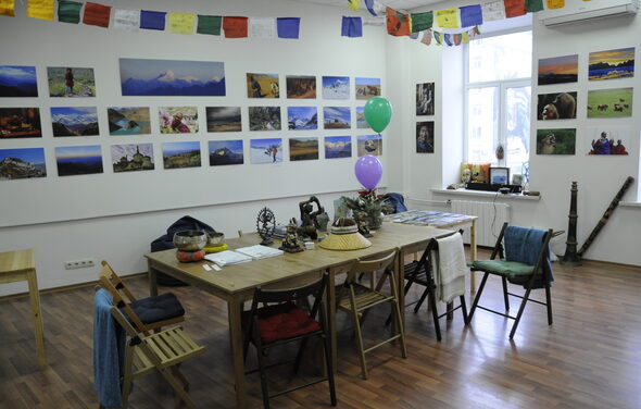 Белый лист помещение с высокими потолками