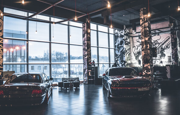 Лофт с авторскими принтами и окнами в пол