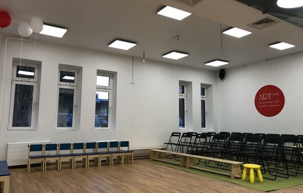 Светлое пространство с несколькими залами и комнатами