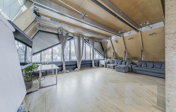 Зал с треугольным окном для творческих встреч