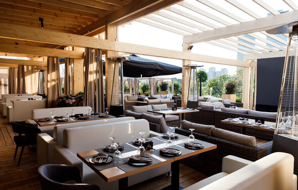 Двухэтажный ресторан с террасой под закрытие