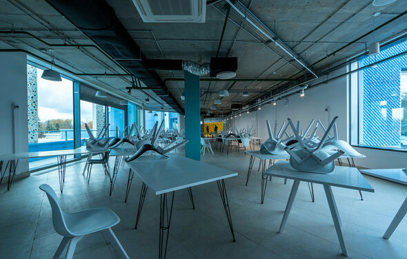 Техноград Просторное помещение с летней террасой и балконами