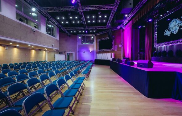 Киноконцертный зал с оборудованием