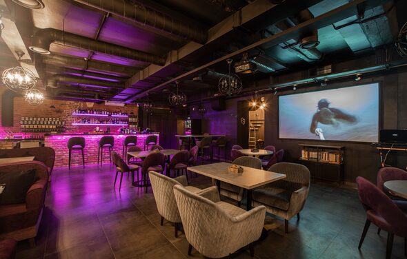 Лофт-бар с неоновой барной стойкой