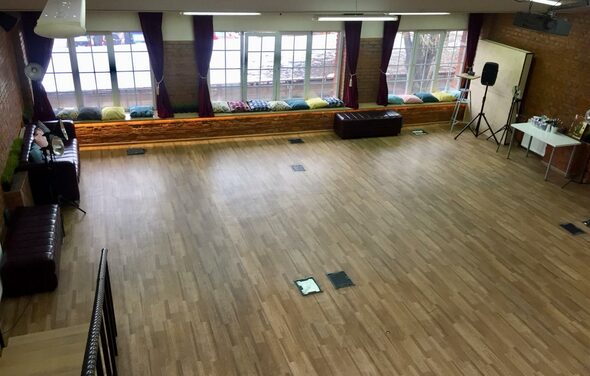 Просторный лофт с большими окнами