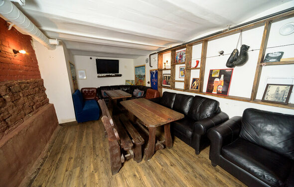 Пространство со сценой и барной стойкой